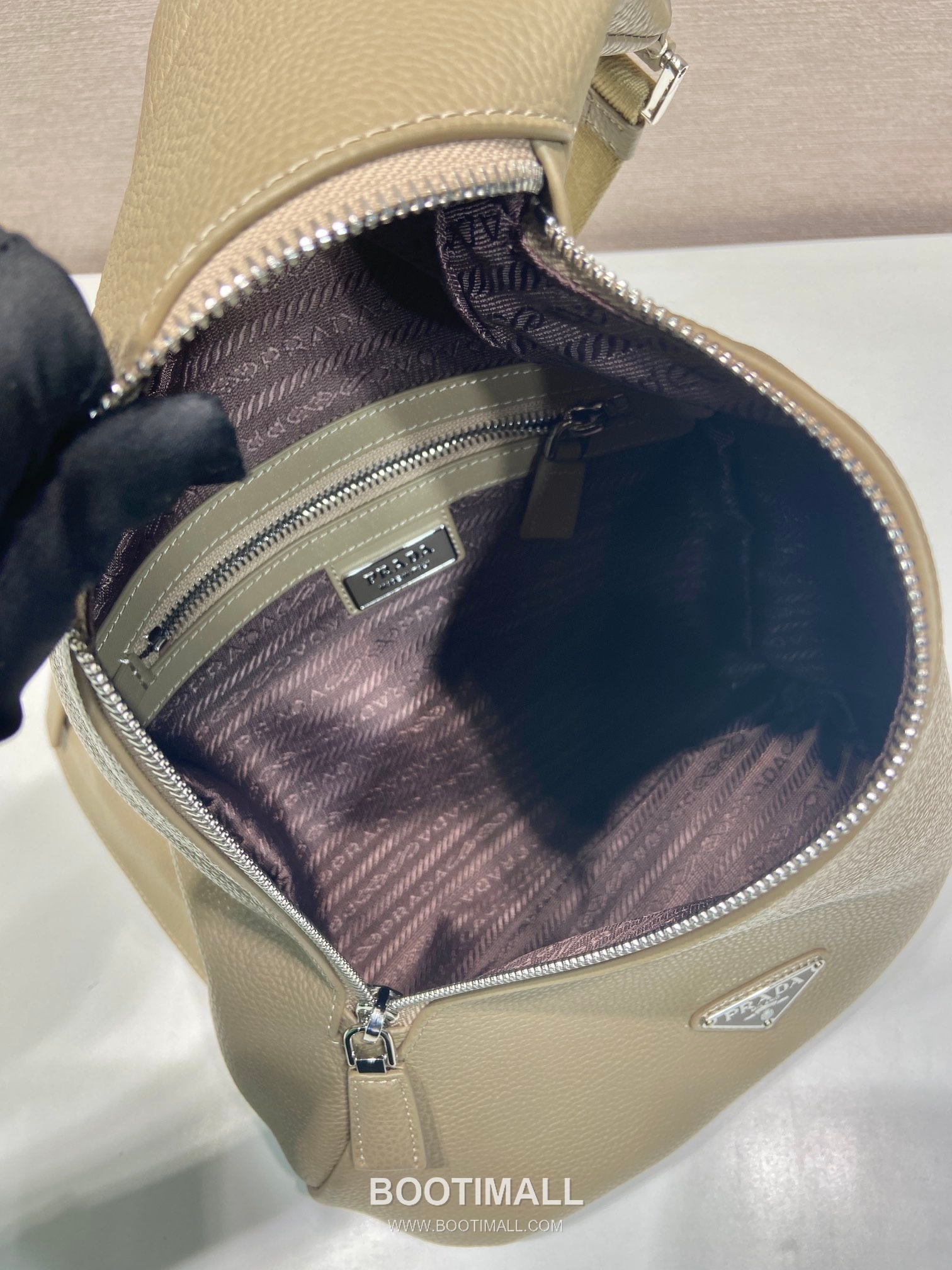 Prada Deer Grain Leather Sling Backpack with Nylon Strap and Triangle Logo 프라다 디어 그레인 레더 나일론 스트랩 슬링 백팩 2VZ092A 26.5cm 8