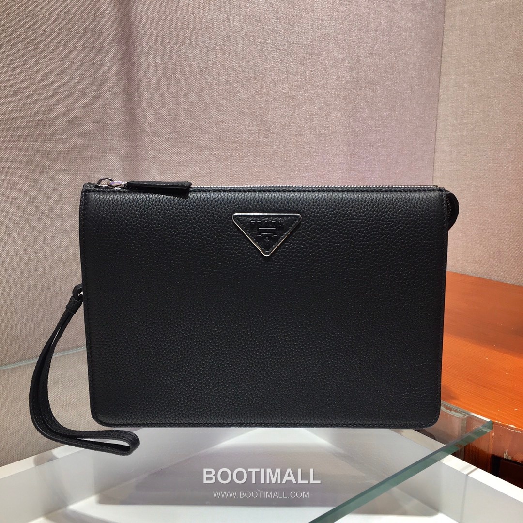 Prada Calfskin Clutch Bag with Card Slots and Enamel Triangle Logo 프라다 카프스킨 카드슬롯 삼각로고 클러치백 2VF001 26cm 3
