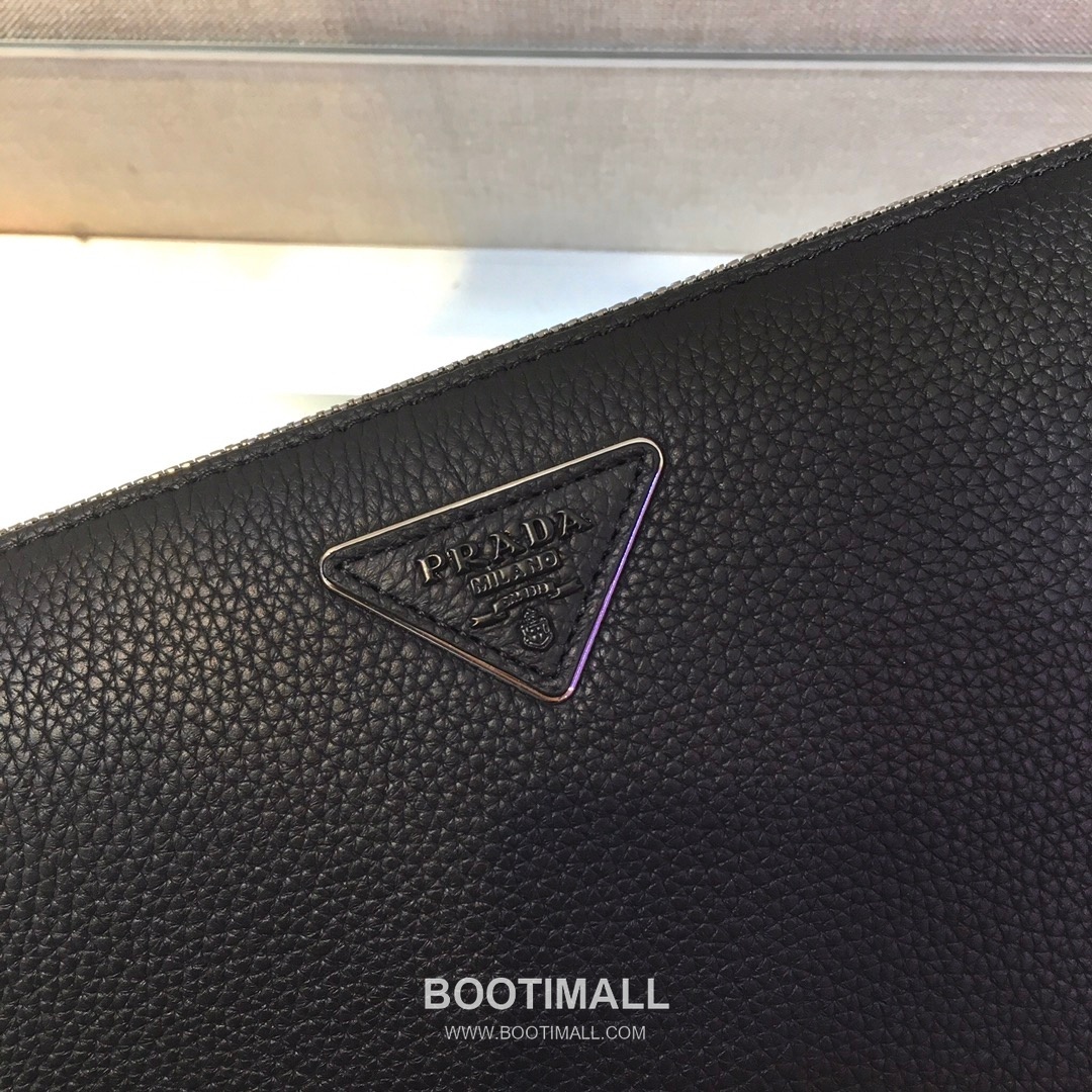 Prada Calfskin Clutch Bag with Card Slots and Enamel Triangle Logo 프라다 카프스킨 카드슬롯 삼각로고 클러치백 2VF001 26cm 5