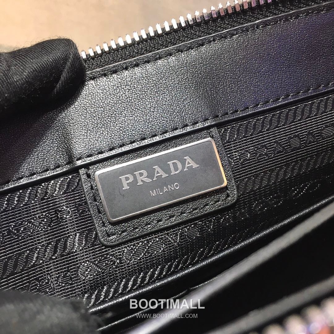 Prada Calfskin Clutch Bag with Card Slots and Enamel Triangle Logo 프라다 카프스킨 카드슬롯 삼각로고 클러치백 2VF001 26cm 9