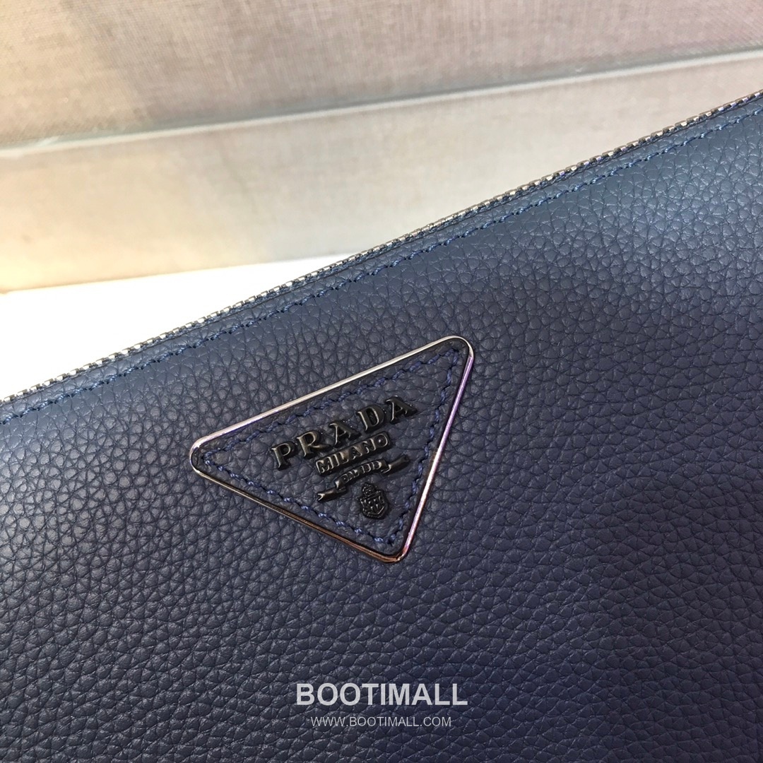 Prada Calfskin Clutch Bag with Card Slots and Enamel Triangle Logo 프라다 카프스킨 카드슬롯 삼각로고 클러치백 2VF001E 26cm 5
