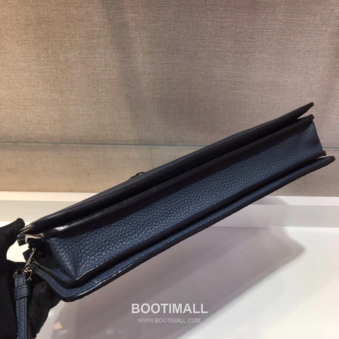 Prada Calfskin Clutch Bag with Card Slots and Enamel Triangle Logo 프라다 카프스킨 카드슬롯 삼각로고 클러치백 2VF001E 26cm 6