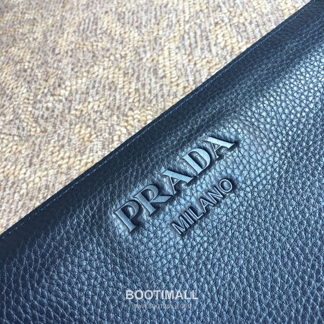 Prada Deer Grain Leather Clutch Bag with Logo Detail 프라다 디어 그레인 레더 로고 클러치백 29cm 3