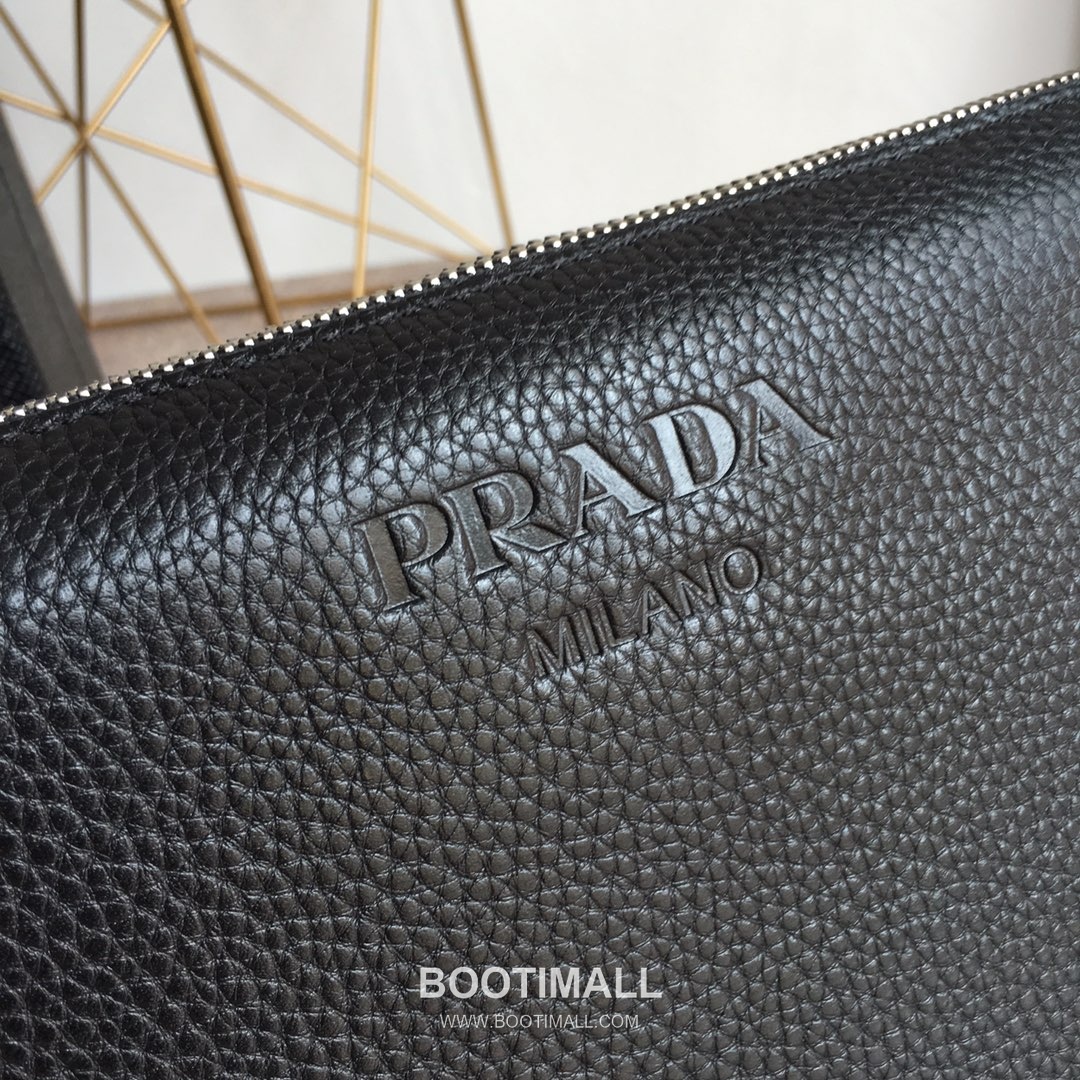 Prada Deer Grain Leather Clutch Bag with Logo Detail 프라다 디어 그레인 레더 로고 클러치백 29cm 2