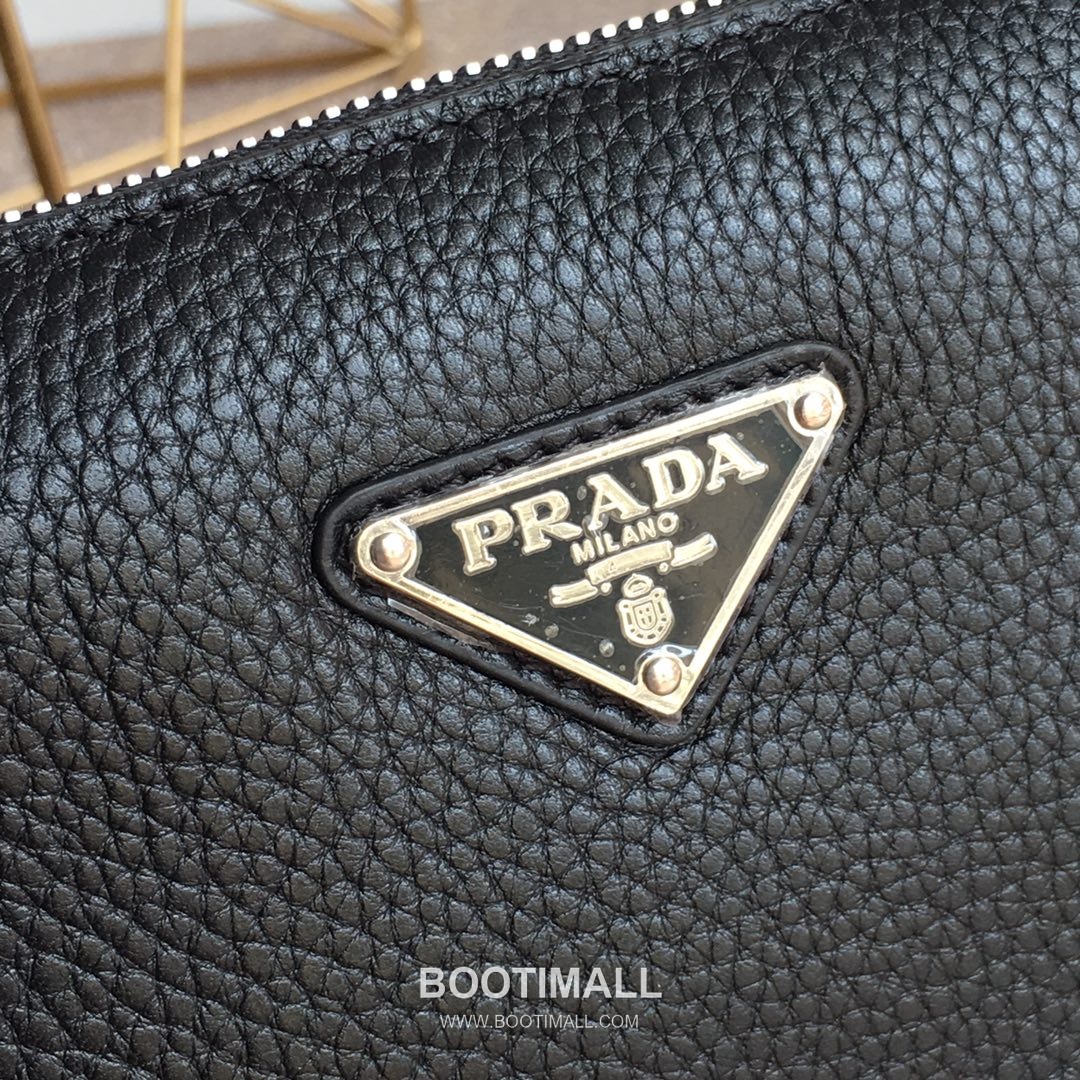 Prada Deer Grain Leather Clutch Bag with Logo Detail 프라다 디어 그레인 레더 로고 클러치백 29cm 4