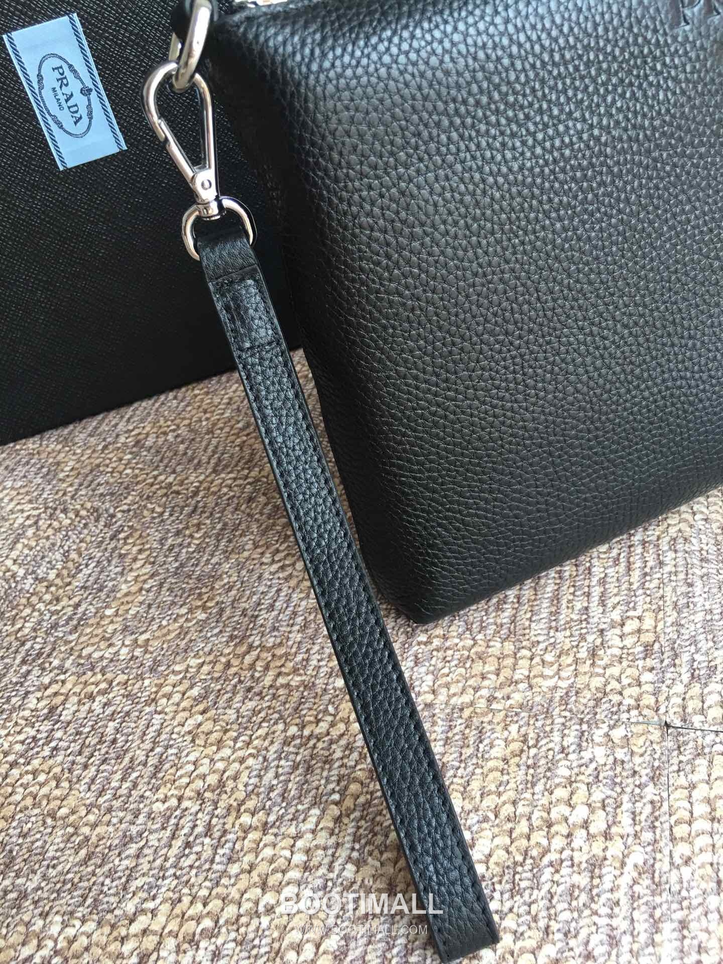 Prada Deer Grain Leather Clutch Bag with Logo Detail 프라다 디어 그레인 레더 로고 클러치백 29cm 5