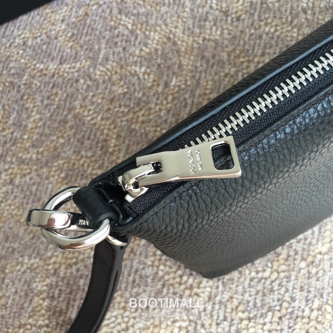 Prada Deer Grain Leather Clutch Bag with Logo Detail 프라다 디어 그레인 레더 로고 클러치백 29cm 6
