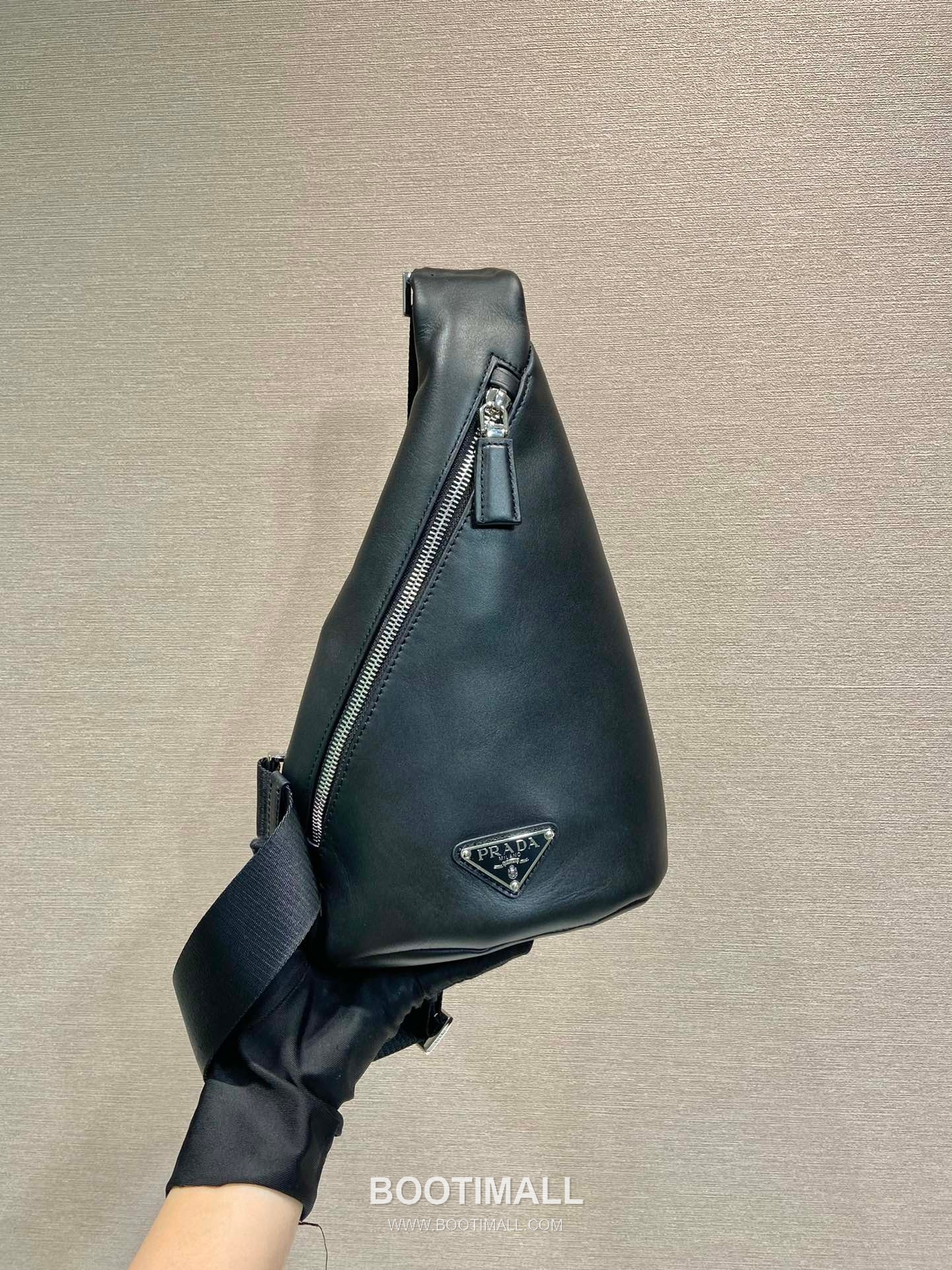 Prada Nappa Leather Sling Backpack with Embossed Logo Detail 프라다 나파 레더 엠보싱 로고 슬링 백팩 2VZ098 17cm 1