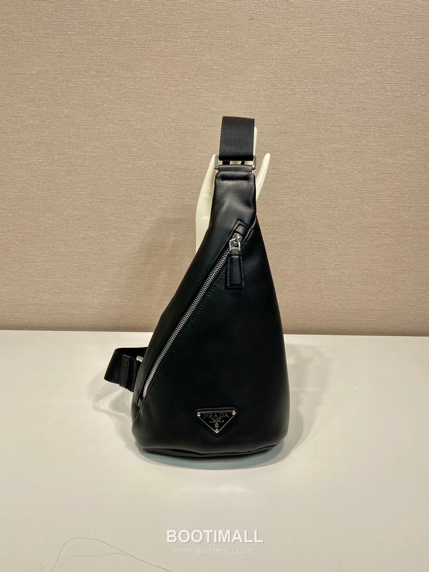 Prada Nappa Leather Sling Backpack with Embossed Logo Detail 프라다 나파 레더 엠보싱 로고 슬링 백팩 2VZ098 17cm 2