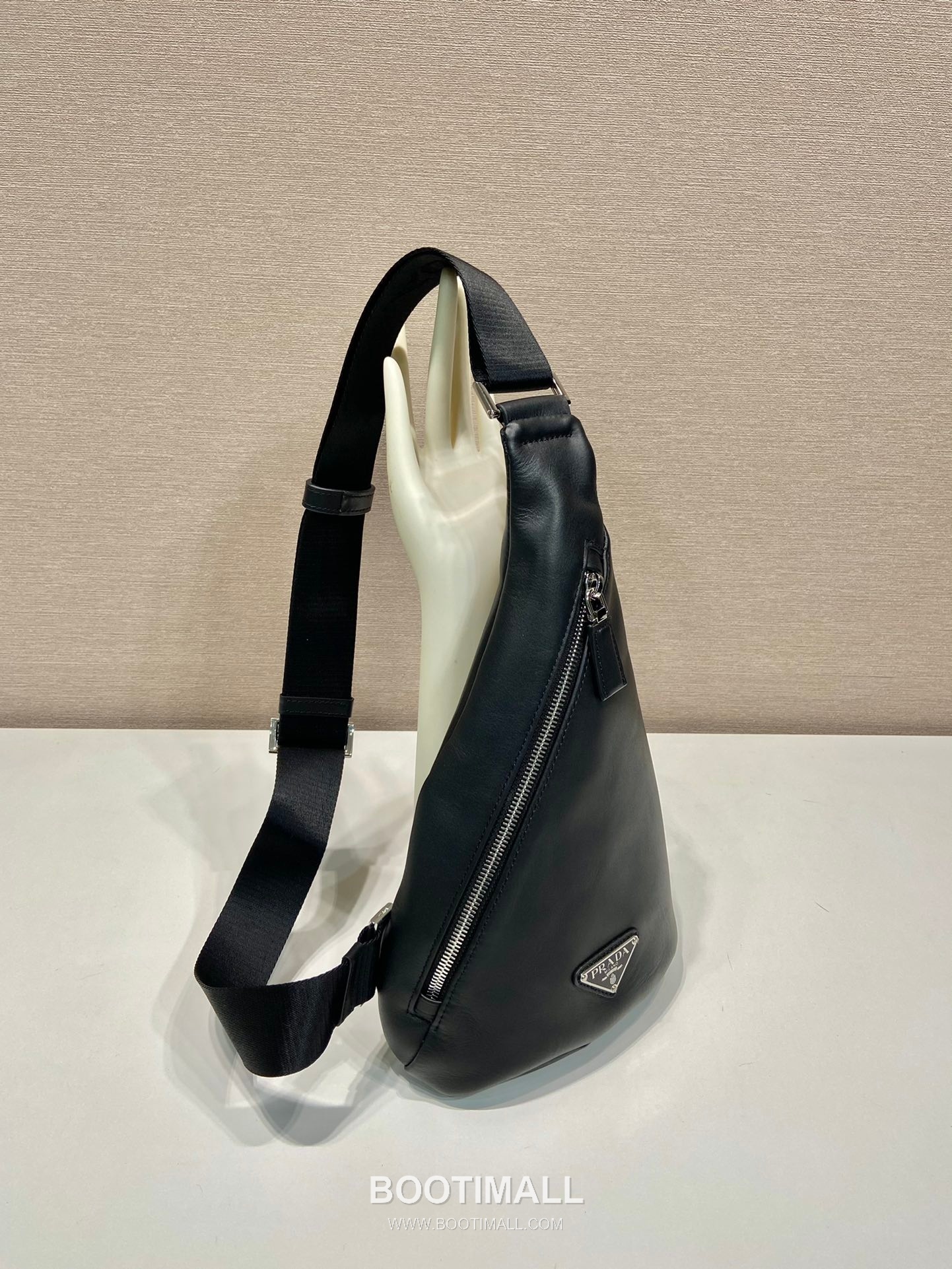 Prada Nappa Leather Sling Backpack with Embossed Logo Detail 프라다 나파 레더 엠보싱 로고 슬링 백팩 2VZ098 17cm 3