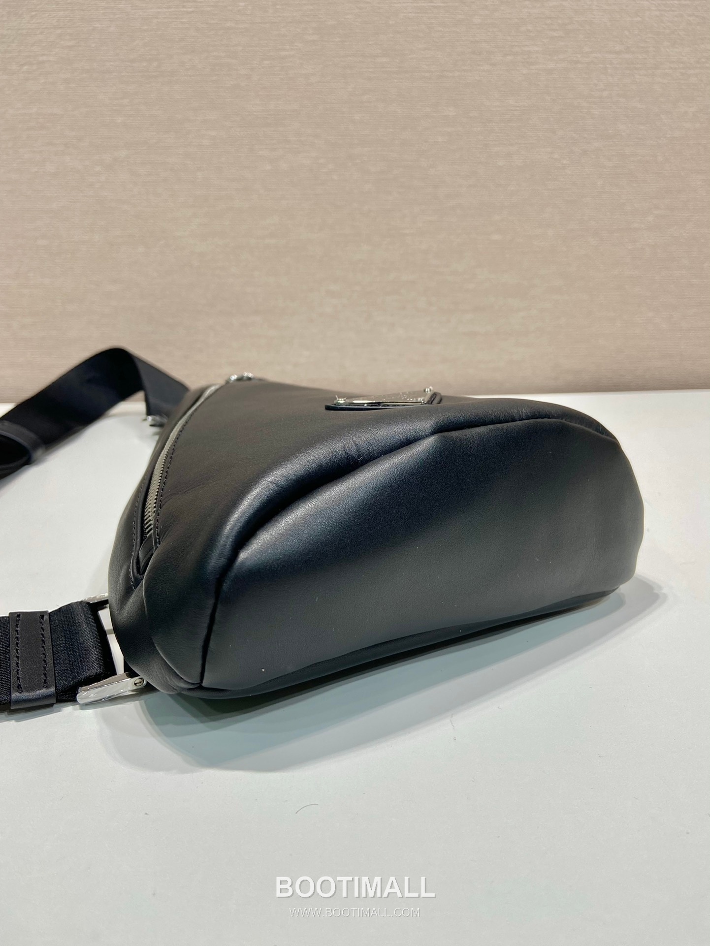 Prada Nappa Leather Sling Backpack with Embossed Logo Detail 프라다 나파 레더 엠보싱 로고 슬링 백팩 2VZ098 17cm 5