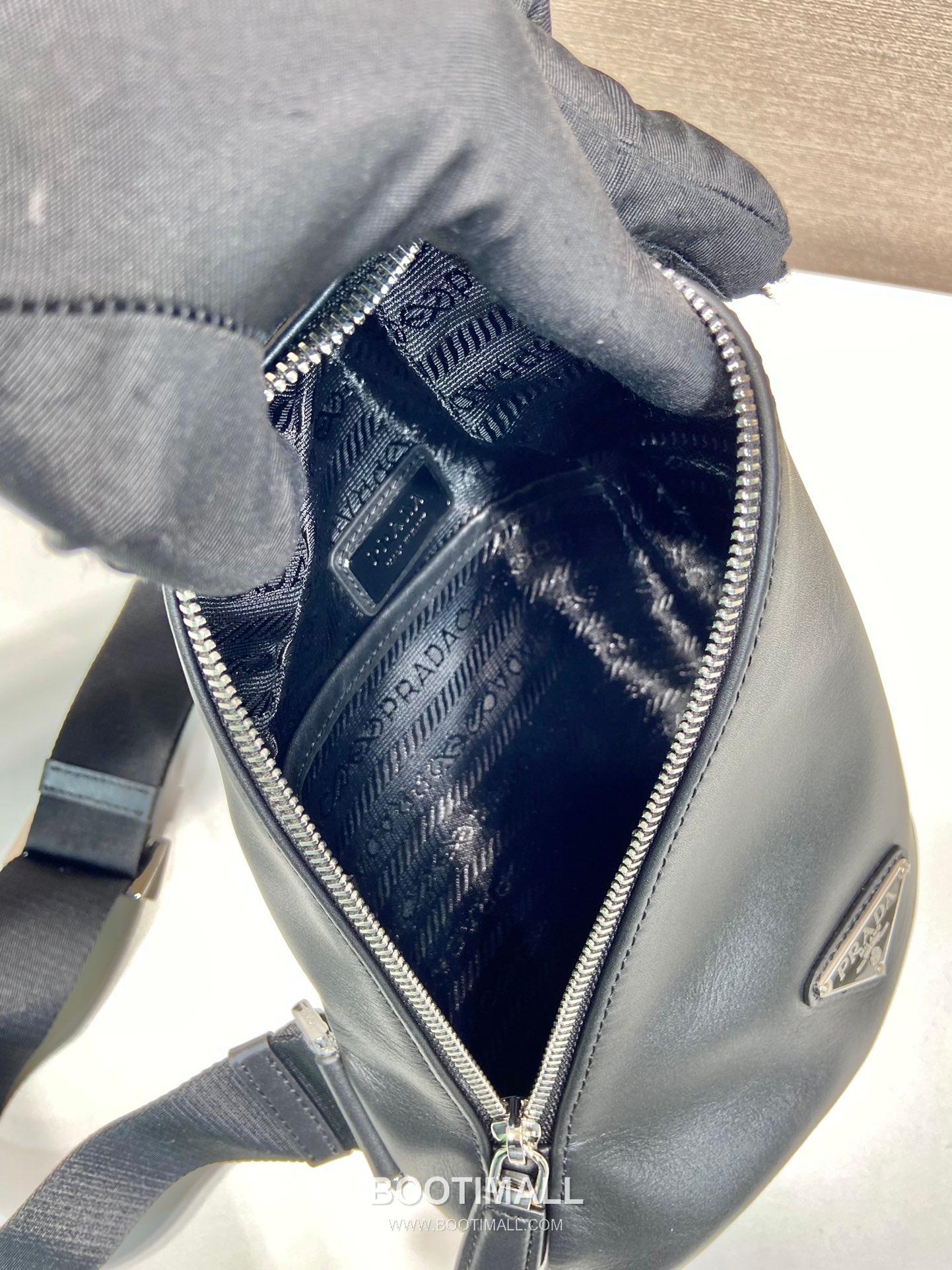 Prada Nappa Leather Sling Backpack with Embossed Logo Detail 프라다 나파 레더 엠보싱 로고 슬링 백팩 2VZ098 17cm 8