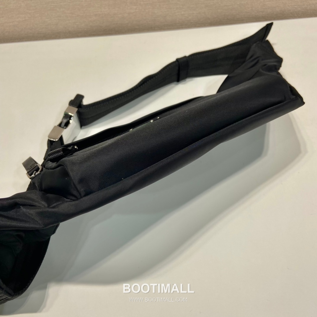 Prada Nylon Waist Bag with Front Pocket and Zip Closure 프라다 나일론 프론트 포켓 지퍼 웨이스트백 2VL978 23cm 6