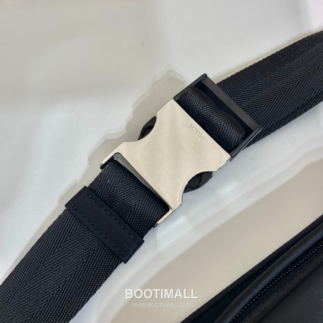 Prada Nylon Waist Bag with Front Pocket and Zip Closure 프라다 나일론 프론트 포켓 지퍼 웨이스트백 2VL978 23cm 7