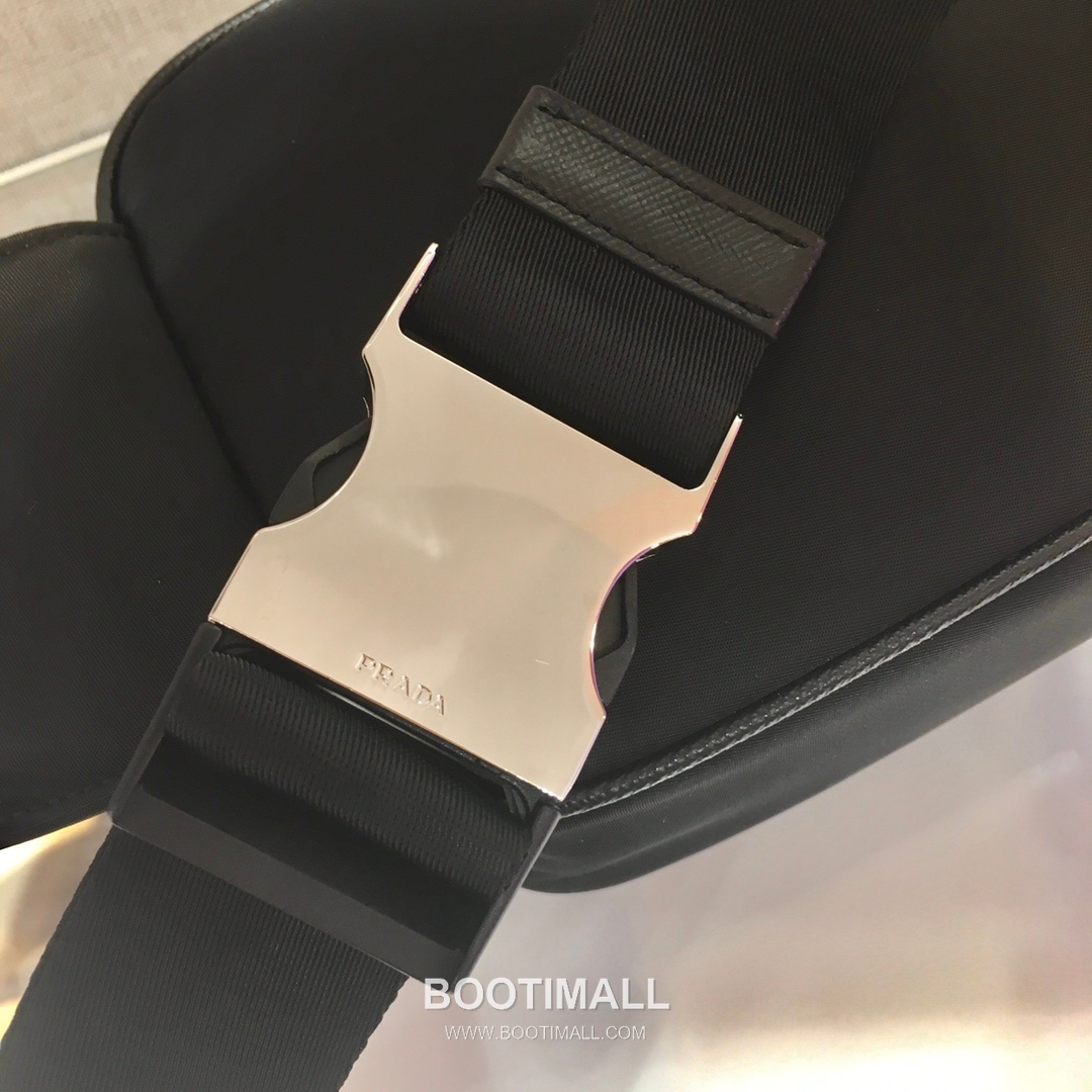 Prada Nylon Waist Bag with Buckle Strap and Triangle Logo 프라다 나일론 버클 스트랩 삼각로고 웨이스트백 2VL977 21cm 8