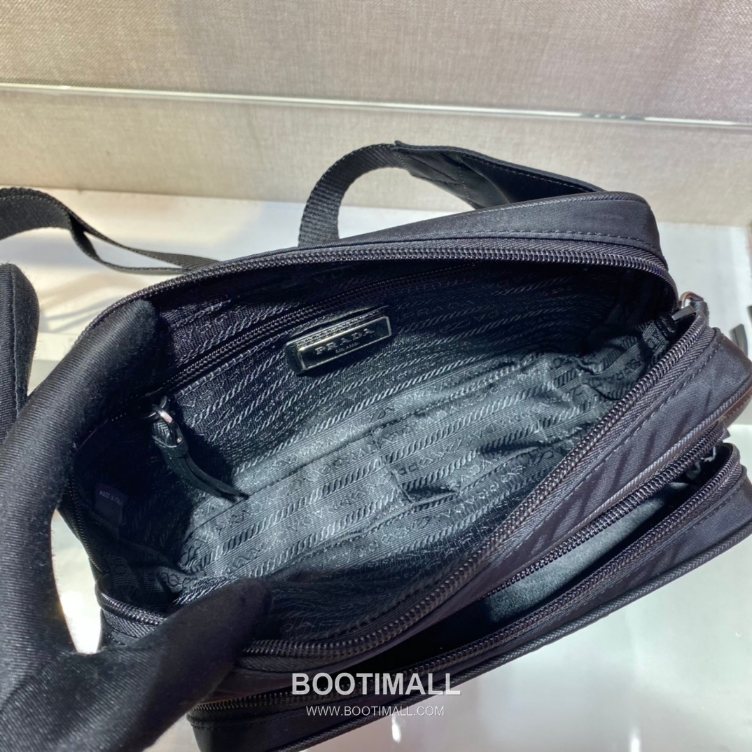 Prada Nylon Leather Waist Bag with Logo Detail and Zip Closure 프라다 나일론 레더 로고 디테일 지퍼 웨이스트백 1BL010 21cm 8