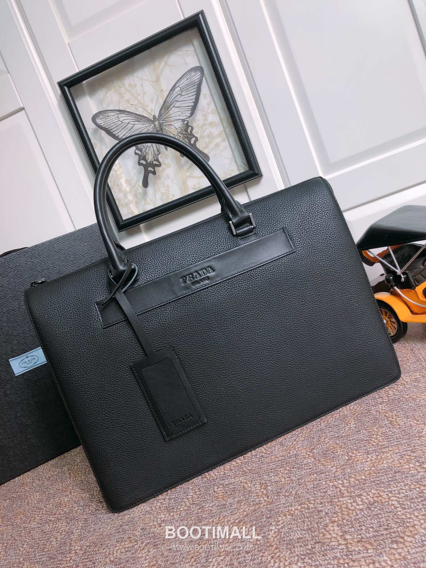 Prada Calfskin Tote Bag with Dual Handles and Magnetic Pocket Detail 프라다 카프스킨 듀얼 핸들 마그네틱 포켓 토트백 2VG041 40cm 1