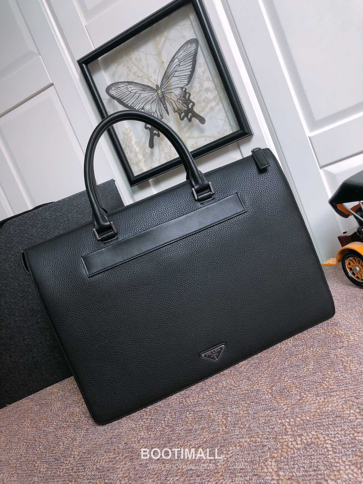 Prada Calfskin Tote Bag with Dual Handles and Magnetic Pocket Detail 프라다 카프스킨 듀얼 핸들 마그네틱 포켓 토트백 2VG041 40cm 4