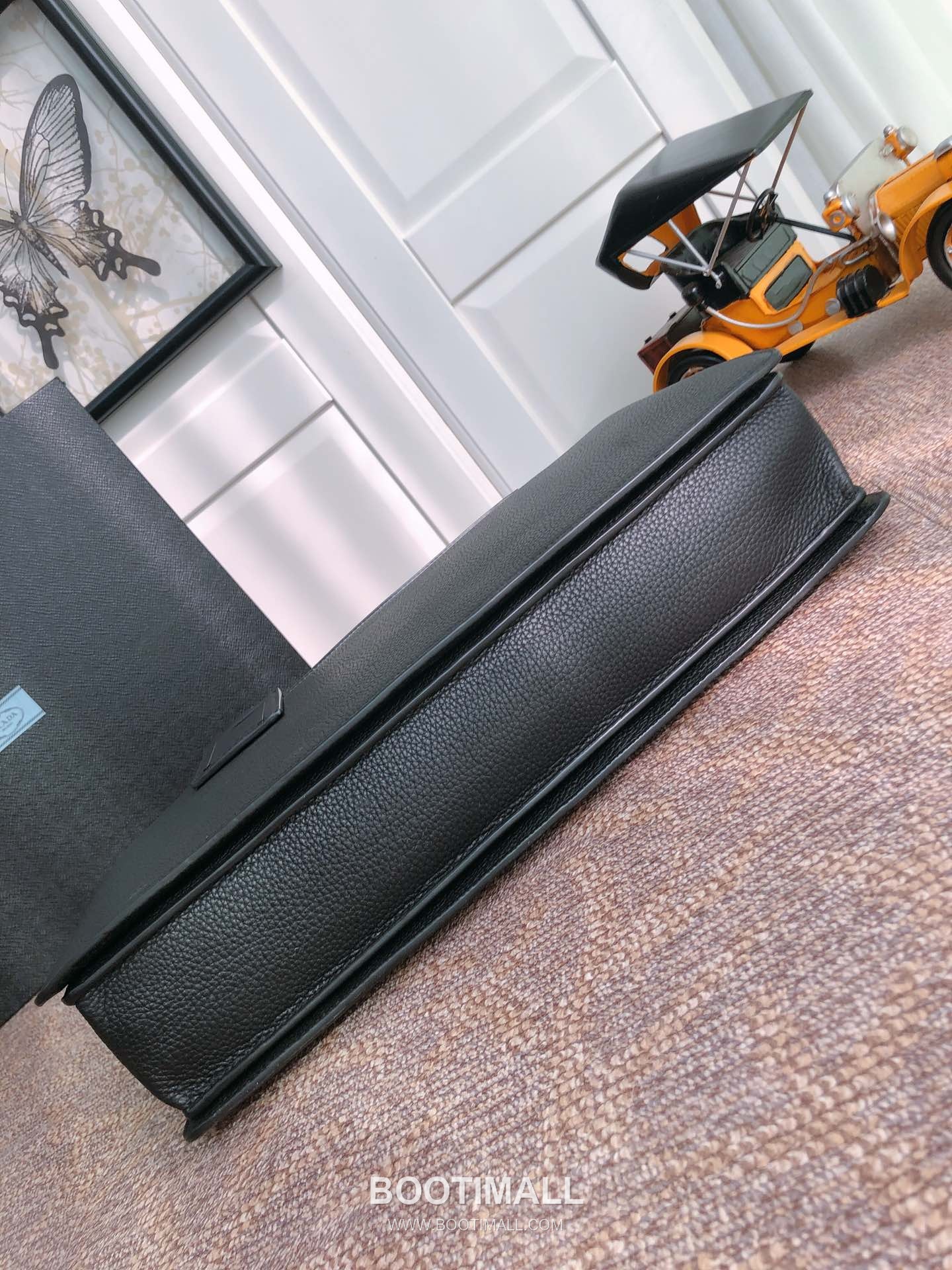 Prada Calfskin Tote Bag with Dual Handles and Magnetic Pocket Detail 프라다 카프스킨 듀얼 핸들 마그네틱 포켓 토트백 2VG041 40cm 6