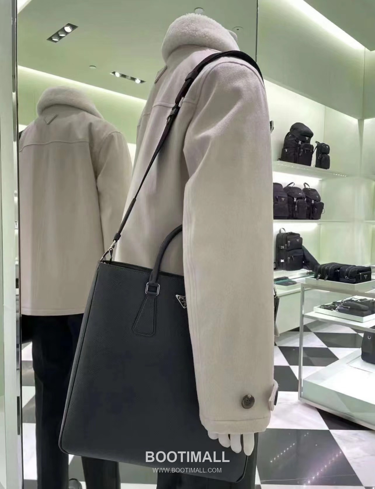Prada Saffiano Leather Tote Bag with Adjustable Strap and Minimal Design 프라다 사피아노 레더 스트랩 미니멀 토트백 2VG115 36cm 1