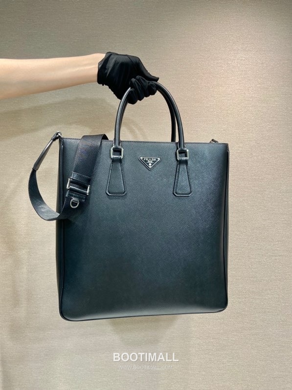Prada Saffiano Leather Tote Bag with Adjustable Strap and Minimal Design 프라다 사피아노 레더 스트랩 미니멀 토트백 2VG115 36cm 2