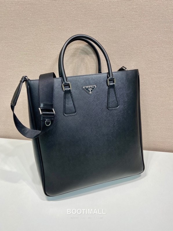 Prada Saffiano Leather Tote Bag with Adjustable Strap and Minimal Design 프라다 사피아노 레더 스트랩 미니멀 토트백 2VG115 36cm 4