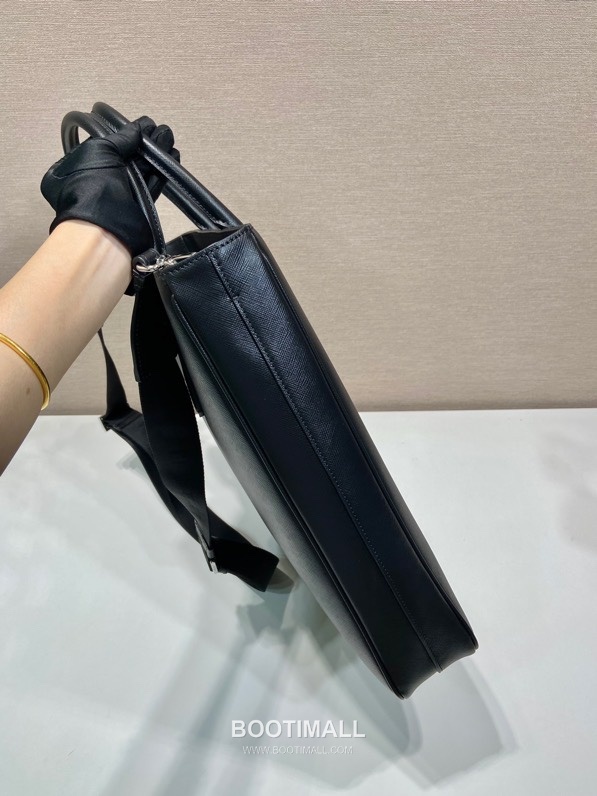 Prada Saffiano Leather Tote Bag with Adjustable Strap and Minimal Design 프라다 사피아노 레더 스트랩 미니멀 토트백 2VG115 36cm 7