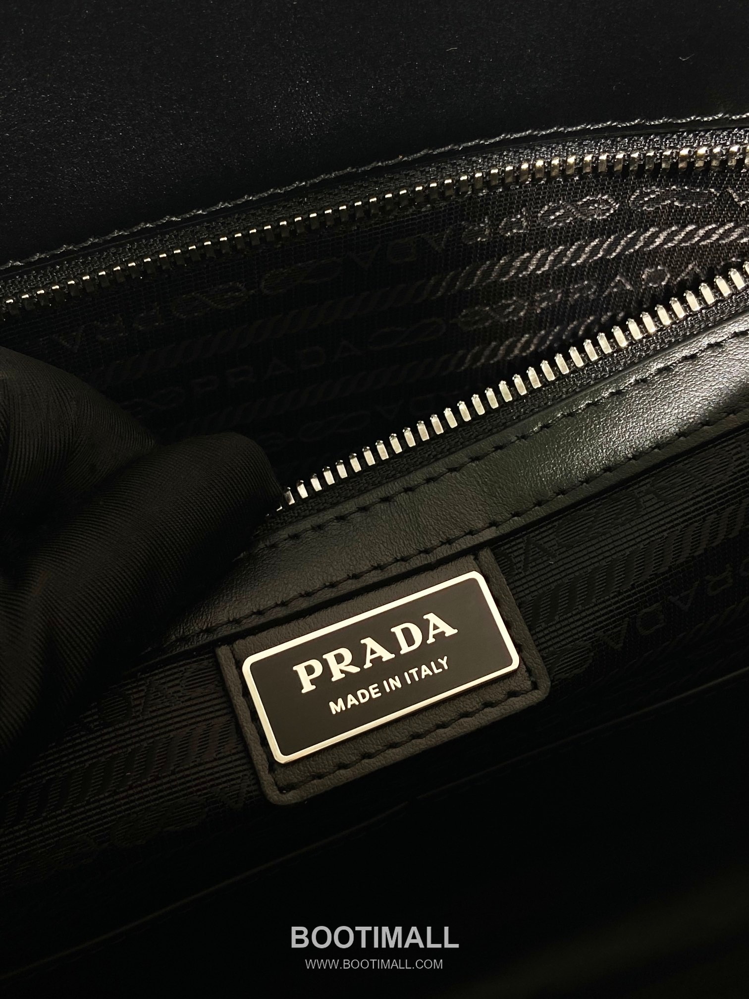 Prada Saffiano Leather Briefcase with Nylon Strap and Dual Pocket Design 프라다 사피아노 레더 나일론 스트랩 듀얼 포켓 브리프케이스 2VE368 36cm 9