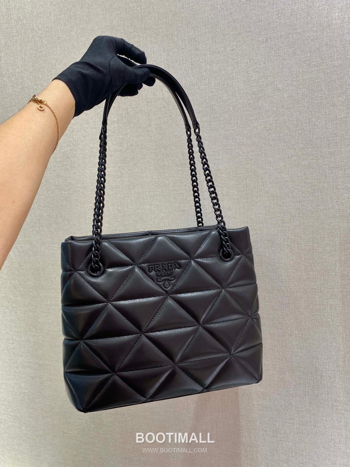 Prada Quilted Lambskin Tote Bag with Chain Strap and Metal Logo 프라다 퀼팅 램스킨 체인 스트랩 메탈로고 토트백 1BG298 26.5cm 1