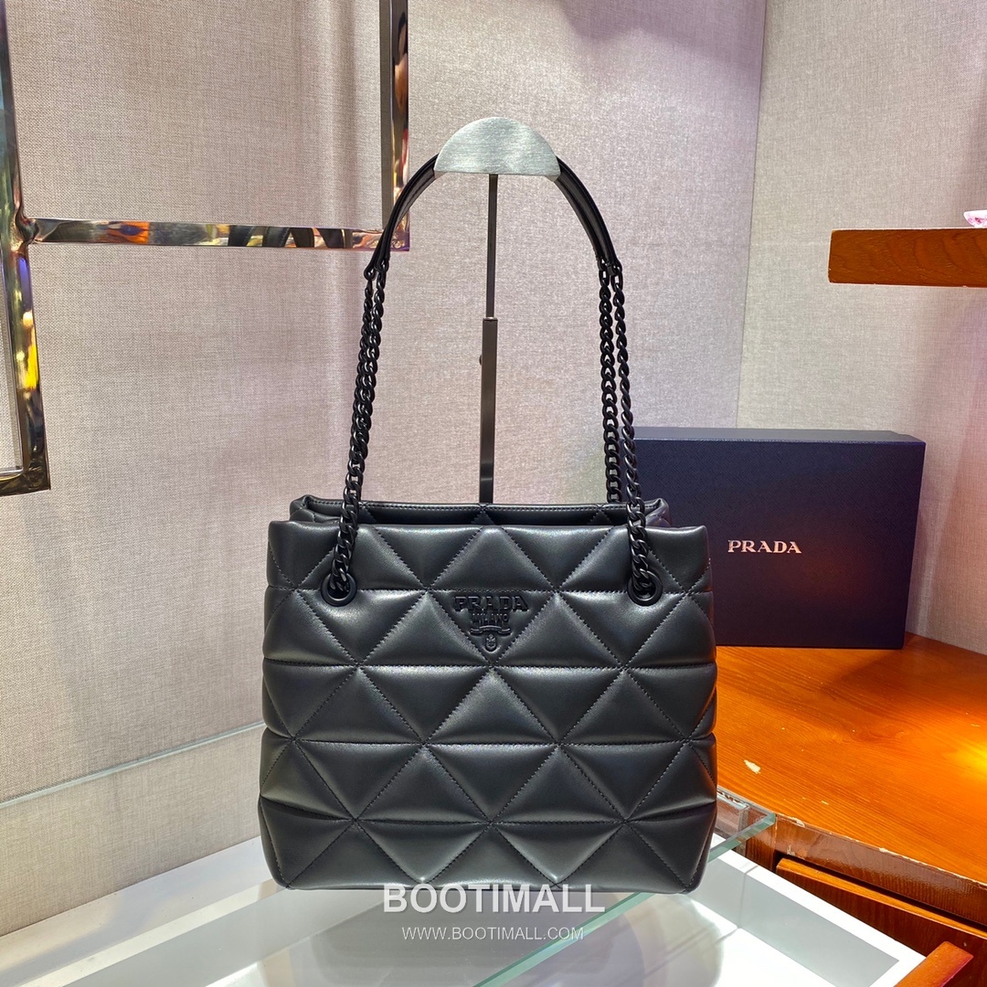 Prada Quilted Lambskin Tote Bag with Chain Strap and Metal Logo 프라다 퀼팅 램스킨 체인 스트랩 메탈로고 토트백 1BG298 26.5cm 2