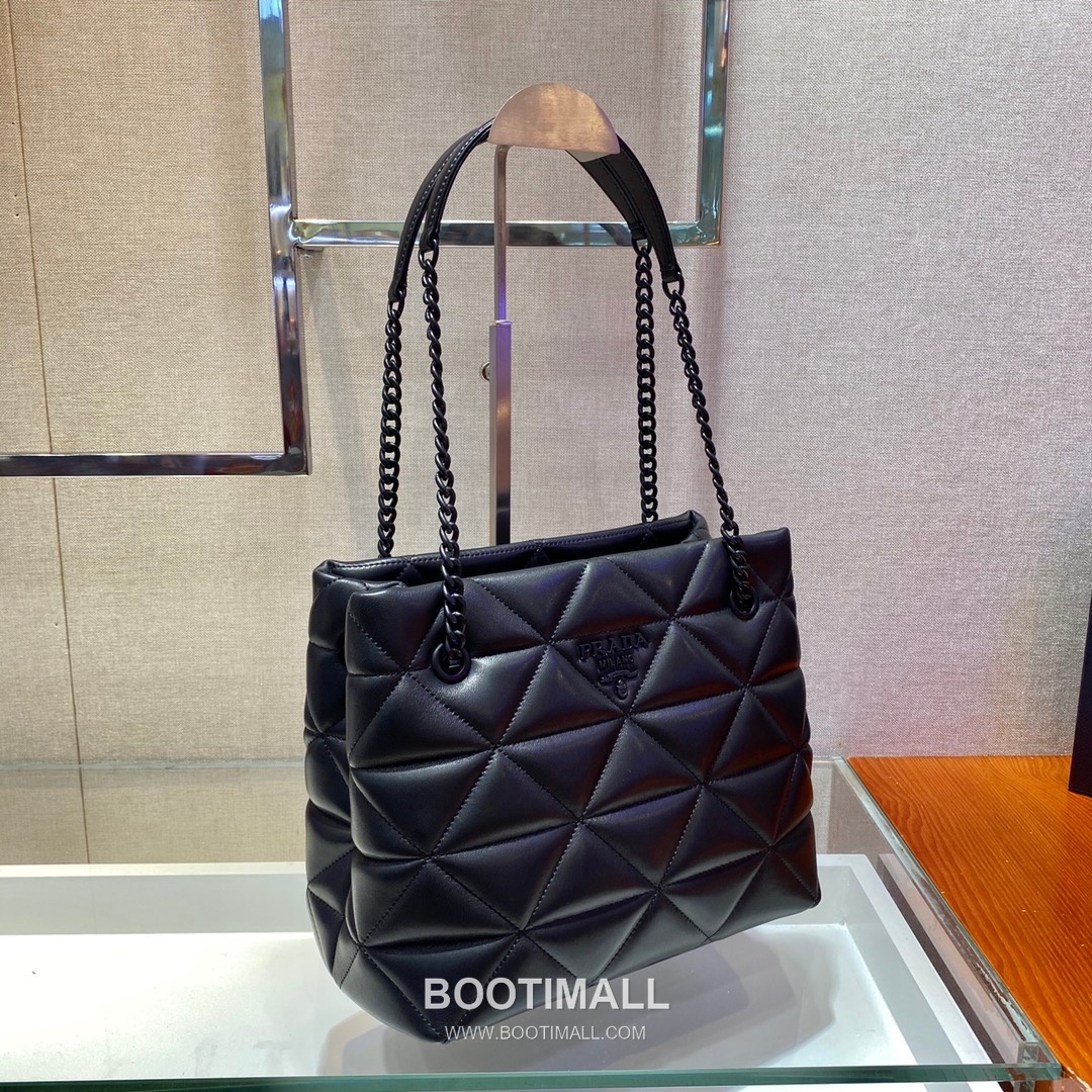 Prada Quilted Lambskin Tote Bag with Chain Strap and Metal Logo 프라다 퀼팅 램스킨 체인 스트랩 메탈로고 토트백 1BG298 26.5cm 3