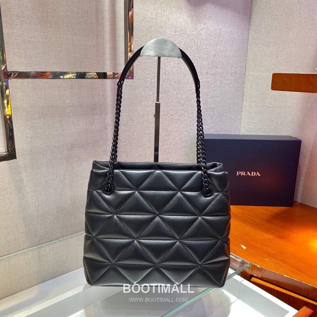 Prada Quilted Lambskin Tote Bag with Chain Strap and Metal Logo 프라다 퀼팅 램스킨 체인 스트랩 메탈로고 토트백 1BG298 26.5cm 4