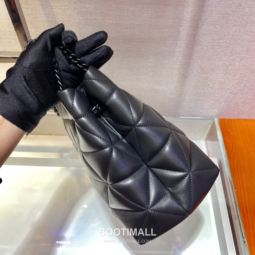 Prada Quilted Lambskin Tote Bag with Chain Strap and Metal Logo 프라다 퀼팅 램스킨 체인 스트랩 메탈로고 토트백 1BG298 26.5cm 5
