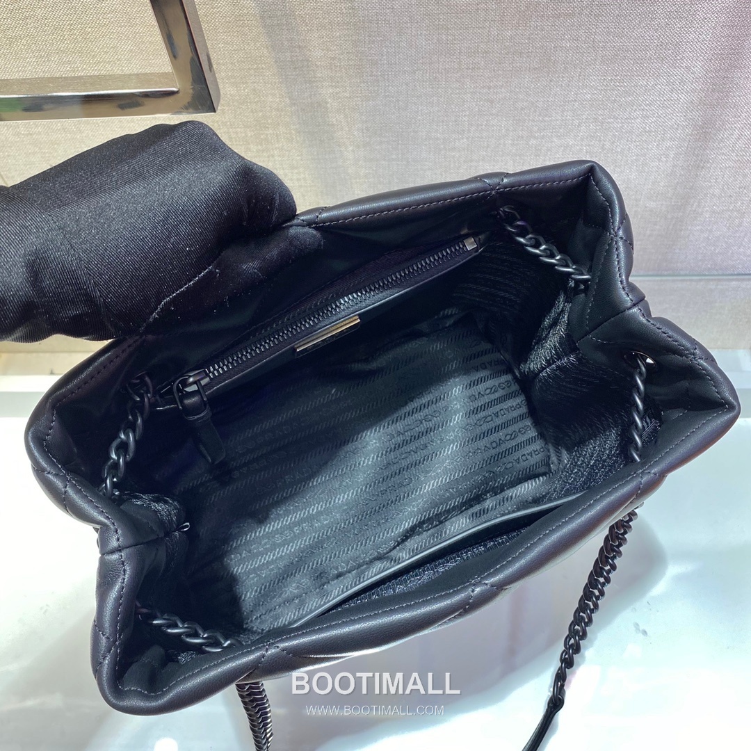 Prada Quilted Lambskin Tote Bag with Chain Strap and Metal Logo 프라다 퀼팅 램스킨 체인 스트랩 메탈로고 토트백 1BG298 26.5cm 8