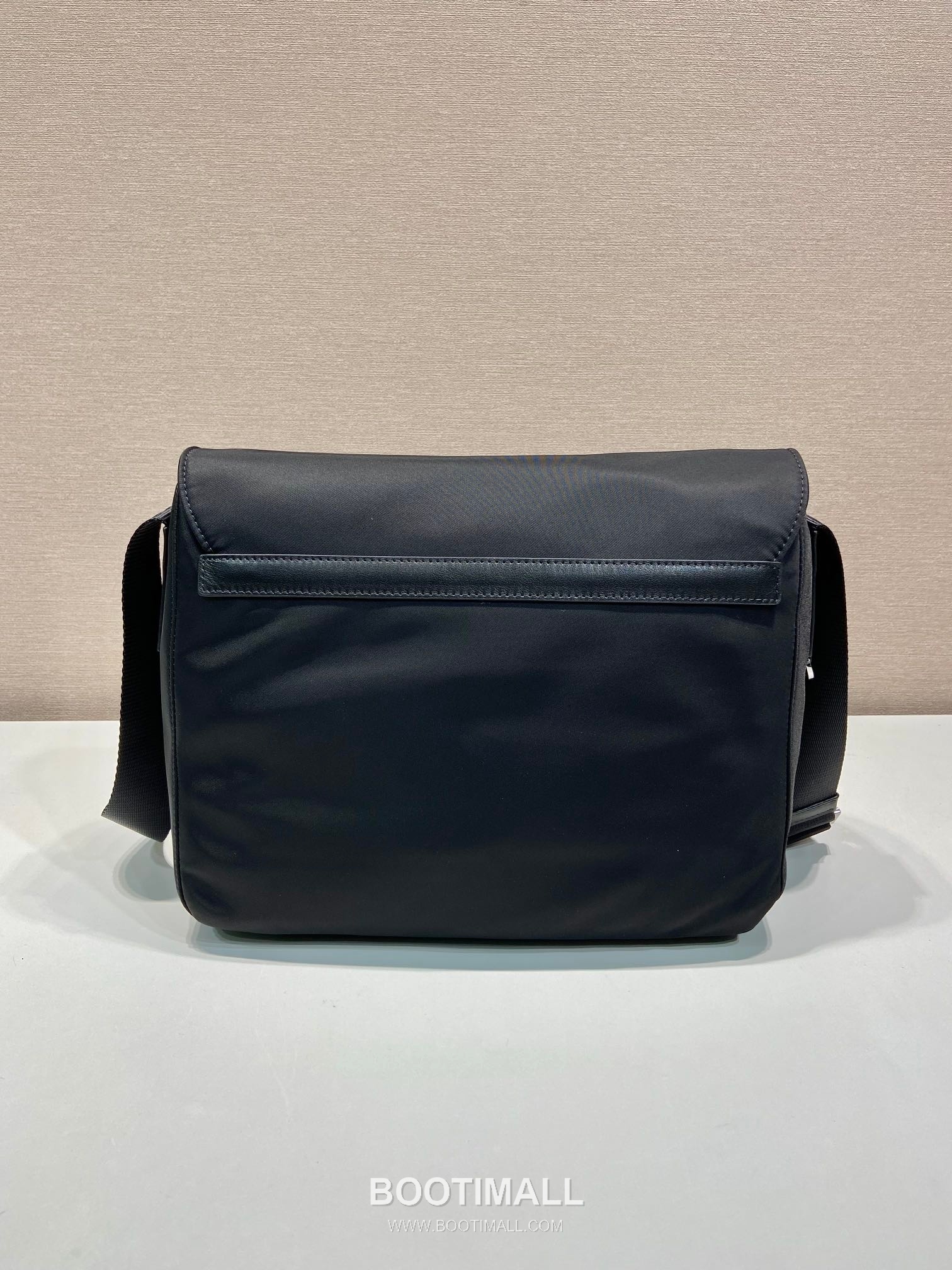 Prada Nylon Calfskin Messenger Bag with Flap Zip Pocket and Triangle Logo 프라다 나일론 카프스킨 플랩 지퍼포켓 삼각로고 메신저백 BD671B 30cm 4