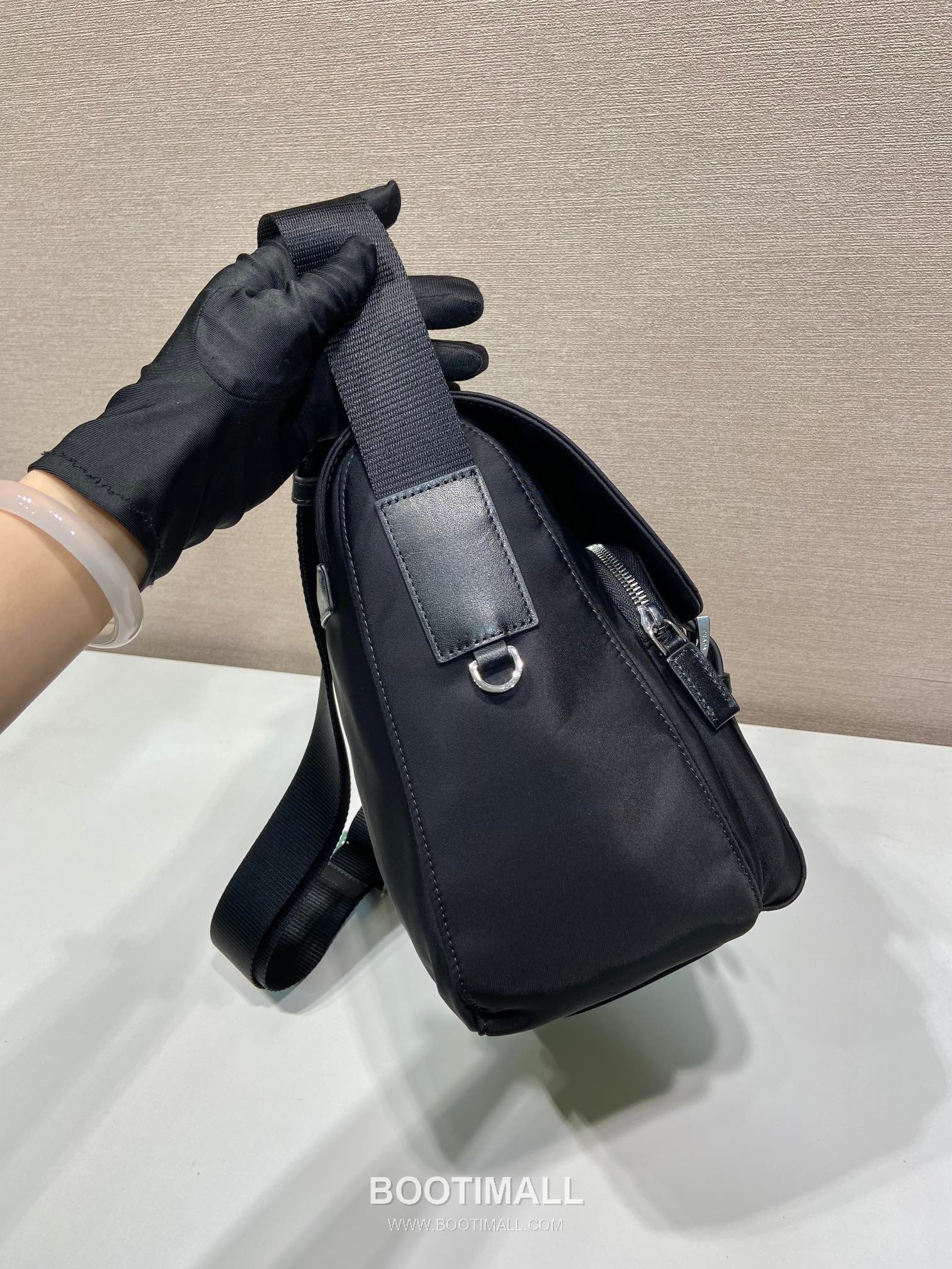 Prada Nylon Calfskin Messenger Bag with Flap Zip Pocket and Triangle Logo 프라다 나일론 카프스킨 플랩 지퍼포켓 삼각로고 메신저백 BD671B 30cm 5