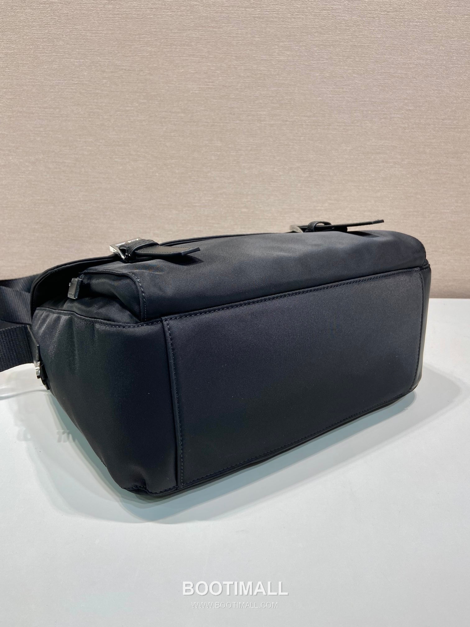 Prada Nylon Calfskin Messenger Bag with Flap Zip Pocket and Triangle Logo 프라다 나일론 카프스킨 플랩 지퍼포켓 삼각로고 메신저백 BD671B 30cm 6