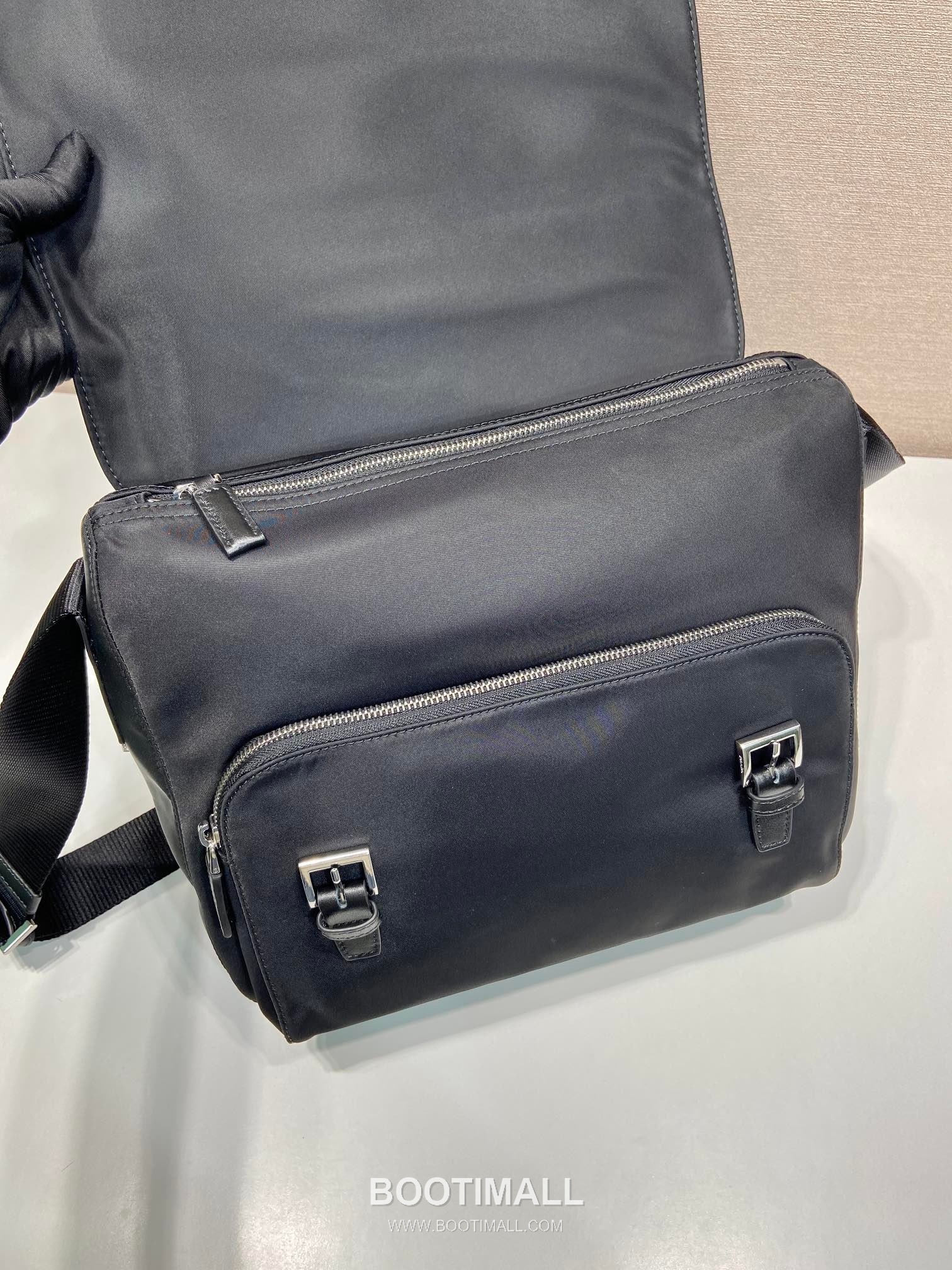 Prada Nylon Calfskin Messenger Bag with Flap Zip Pocket and Triangle Logo 프라다 나일론 카프스킨 플랩 지퍼포켓 삼각로고 메신저백 BD671B 30cm 7