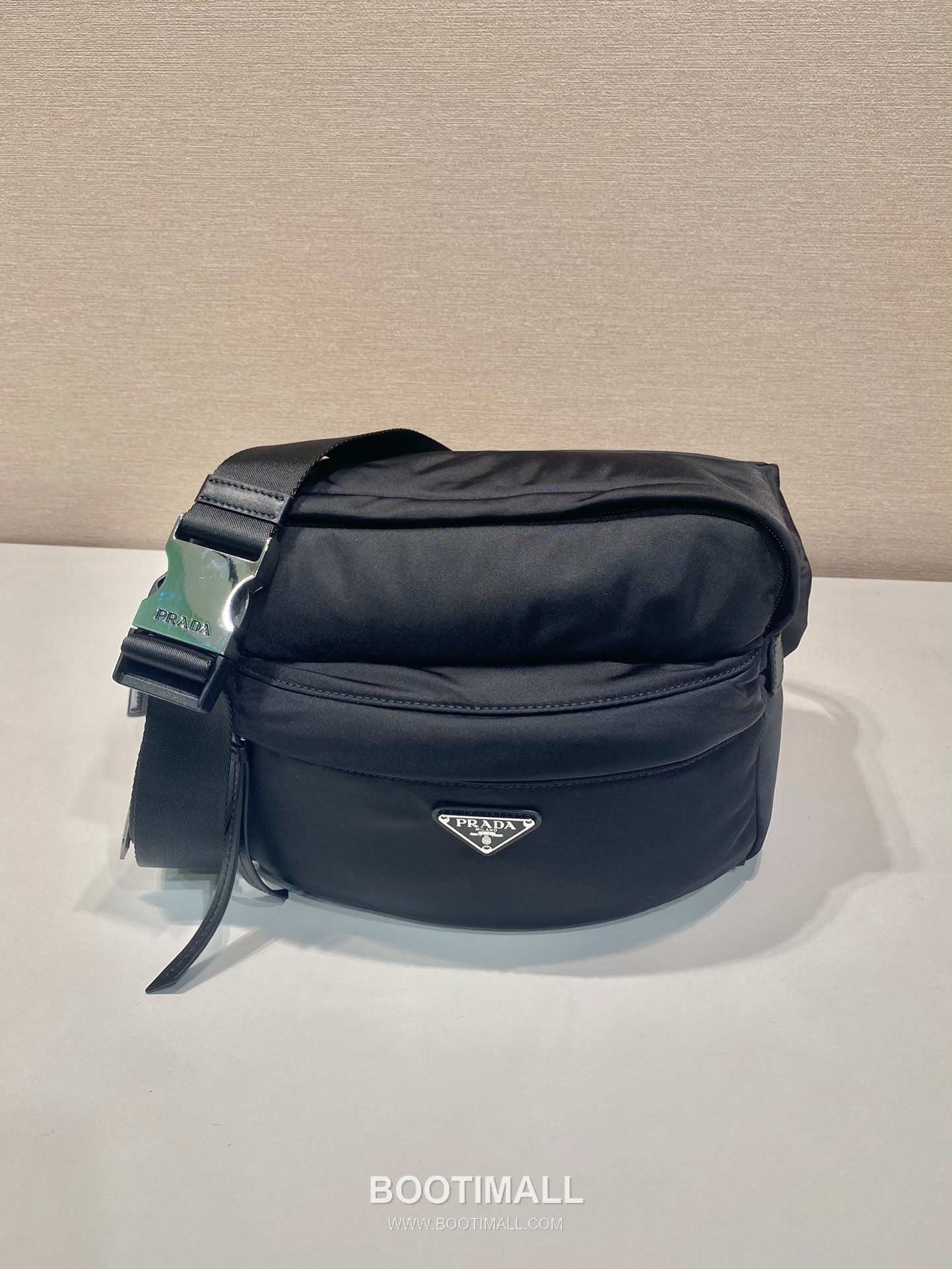 Prada Nylon Messenger Bag with Triangle Logo and Front Pocket Detail 프라다 나일론 삼각로고 프론트 포켓 메신저백 2VH038B 26cm 1