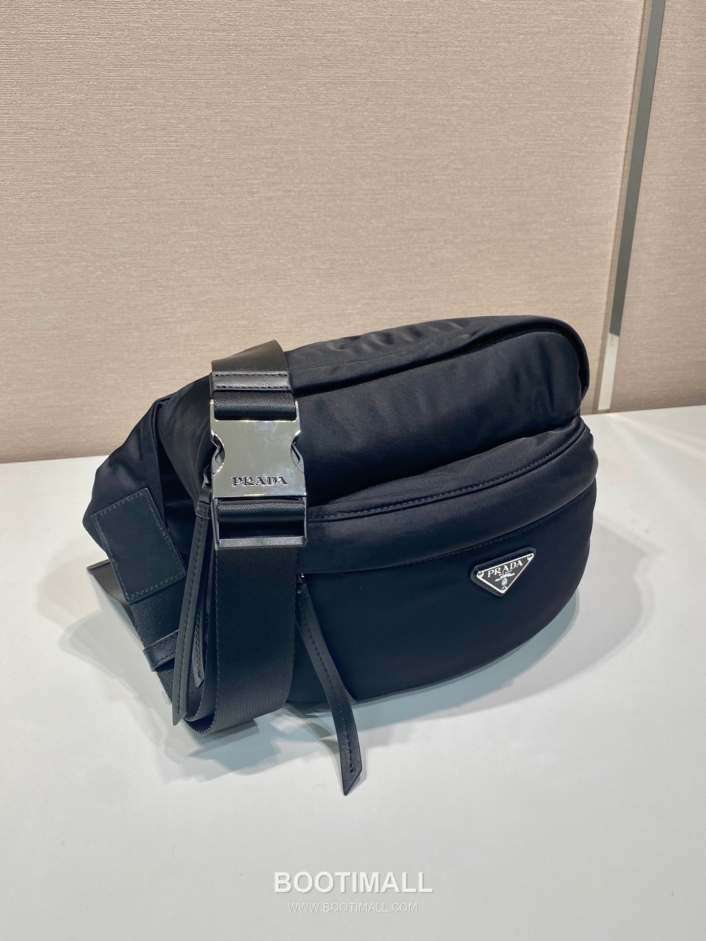 Prada Nylon Messenger Bag with Triangle Logo and Front Pocket Detail 프라다 나일론 삼각로고 프론트 포켓 메신저백 2VH038B 26cm 2