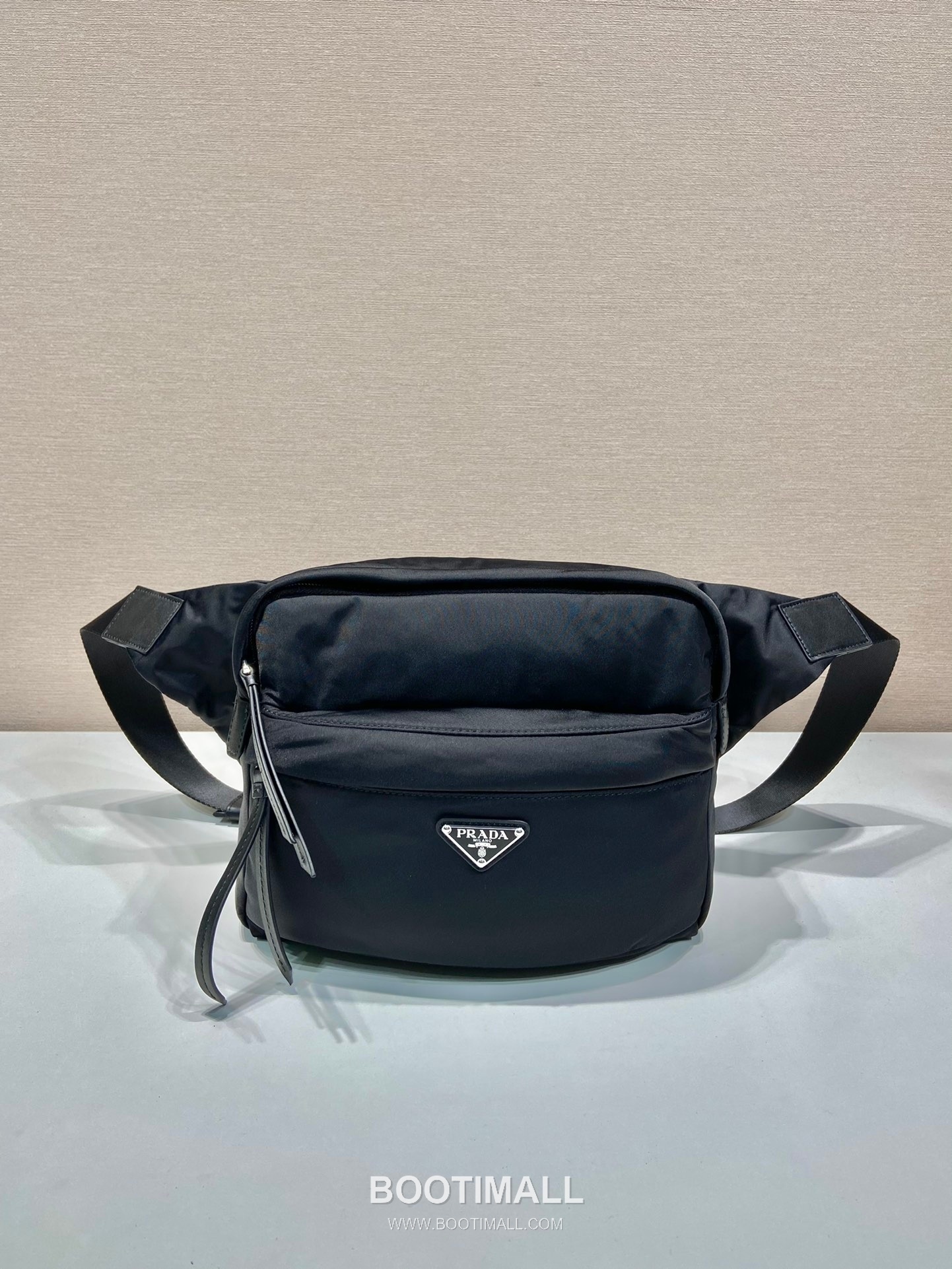 Prada Nylon Messenger Bag with Triangle Logo and Front Pocket Detail 프라다 나일론 삼각로고 프론트 포켓 메신저백 2VH038B 26cm 3