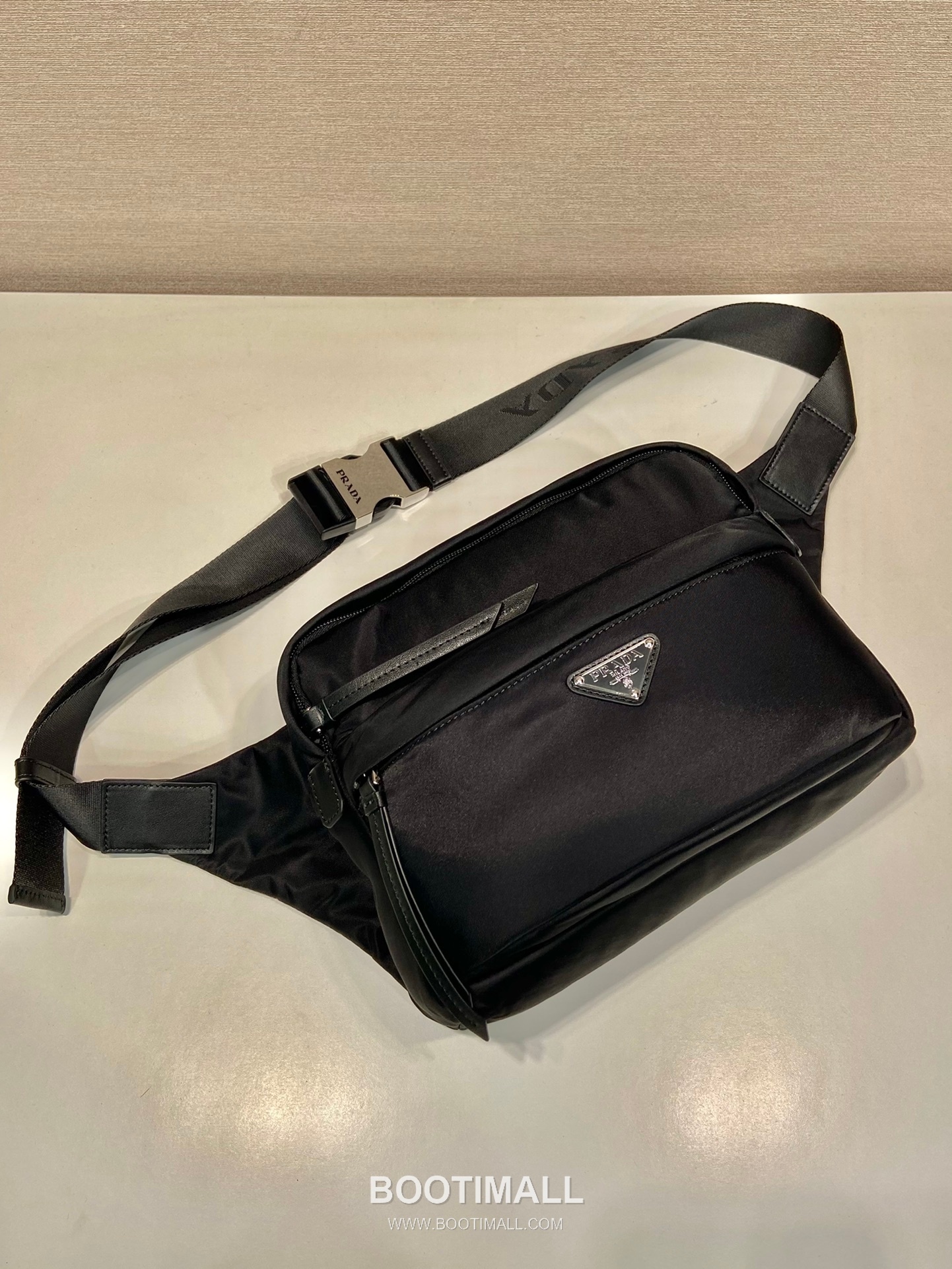 Prada Nylon Messenger Bag with Triangle Logo and Front Pocket Detail 프라다 나일론 삼각로고 프론트 포켓 메신저백 2VH038B 26cm 4