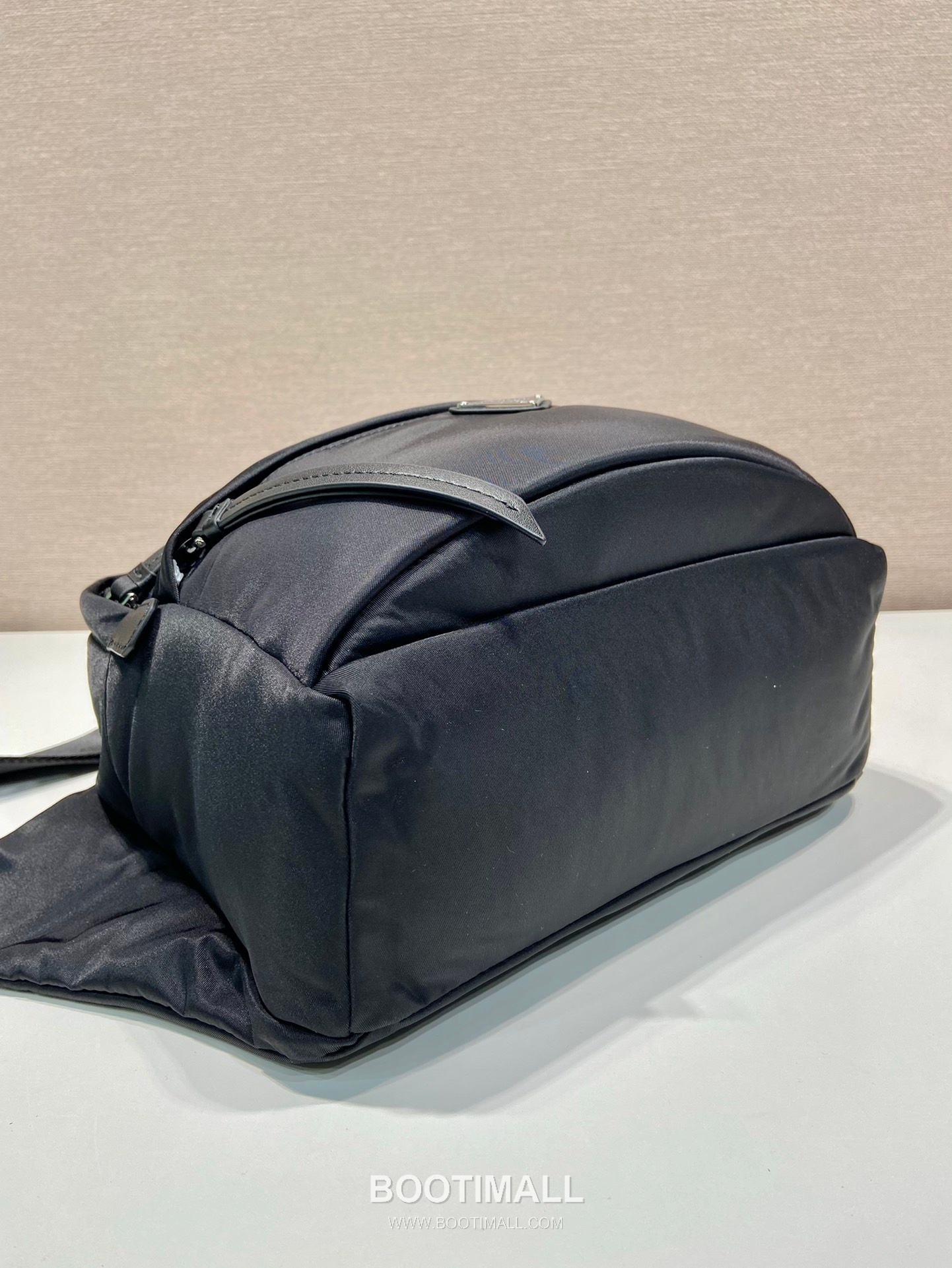 Prada Nylon Messenger Bag with Triangle Logo and Front Pocket Detail 프라다 나일론 삼각로고 프론트 포켓 메신저백 2VH038B 26cm 6