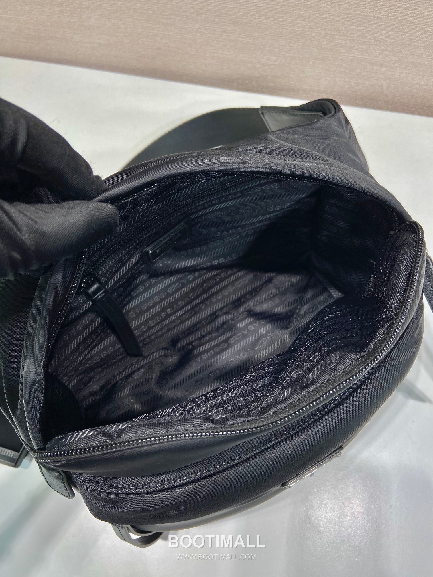 Prada Nylon Messenger Bag with Triangle Logo and Front Pocket Detail 프라다 나일론 삼각로고 프론트 포켓 메신저백 2VH038B 26cm 8