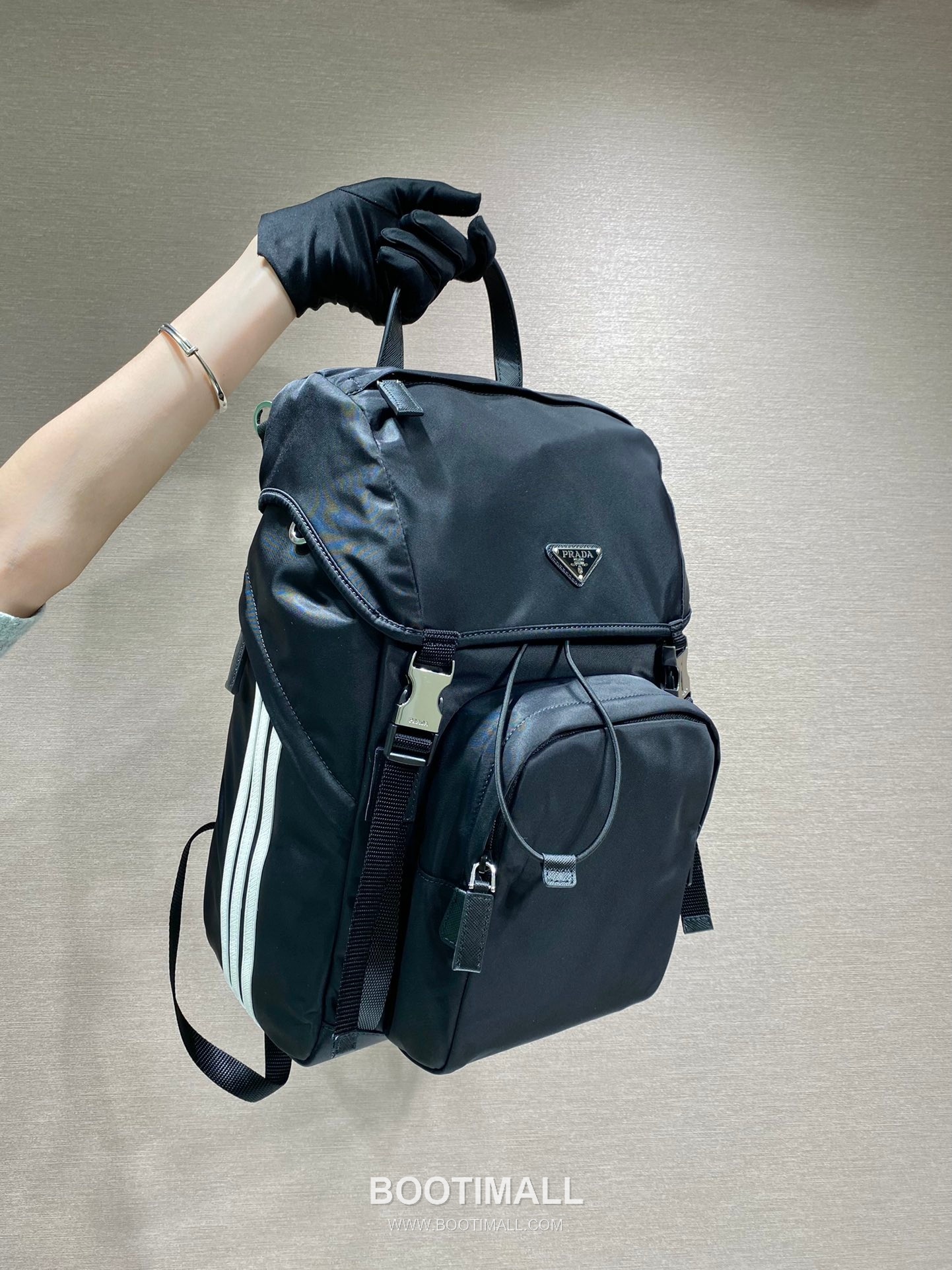 Prada Re-Nylon Saffiano Leather Backpack with Stripe Detail 프라다 리나일론 사피아노 레더 스트라이프 디테일 백팩 2VZ135 27cm 4