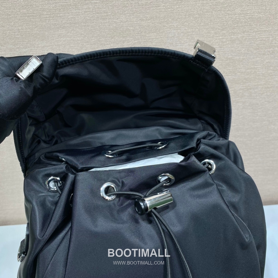 Prada Re-Nylon Saffiano Leather Backpack with Stripe Detail 프라다 리나일론 사피아노 레더 스트라이프 디테일 백팩 2VZ135 27cm 10