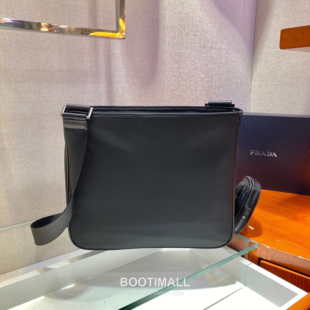 Prada Re-Nylon Crossbody Bag with Detachable Pouch and Triangle Logo 프라다 리나일론 탈부착 파우치 삼각로고 크로스백 2VH118 28cm 3