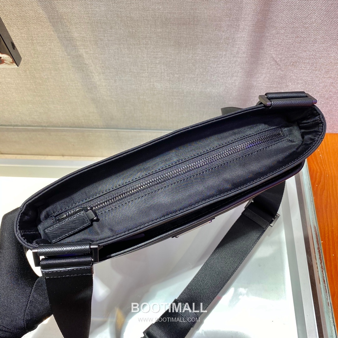 Prada Re-Nylon Crossbody Bag with Detachable Pouch and Triangle Logo 프라다 리나일론 탈부착 파우치 삼각로고 크로스백 2VH118 28cm 5