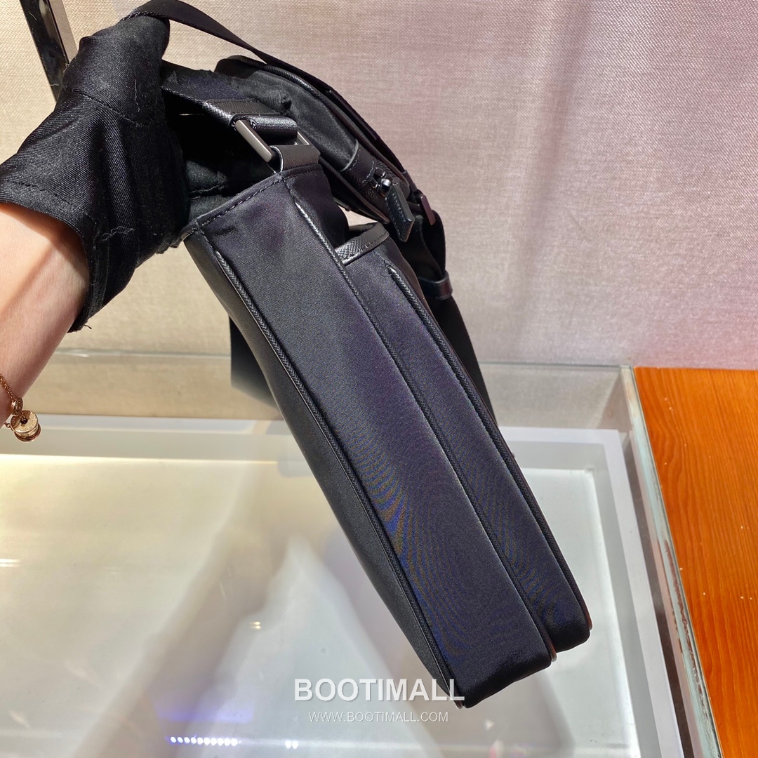 Prada Re-Nylon Crossbody Bag with Detachable Pouch and Triangle Logo 프라다 리나일론 탈부착 파우치 삼각로고 크로스백 2VH118 28cm 6