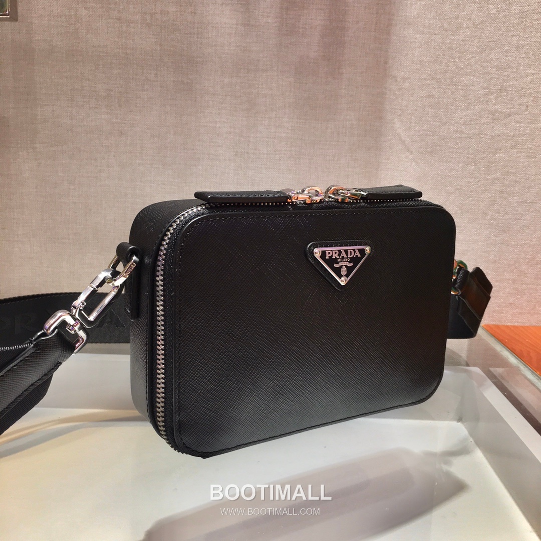 Prada Saffiano Leather Camera Bag with Triangle Logo and Zip Closure 프라다 사피아노 레더 삼각로고 지퍼 카메라백 2VH070 18cm 3